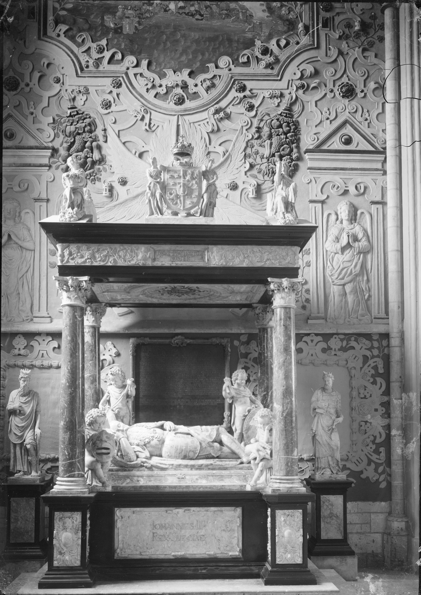 Henri Osti's Fotografiateliér, Johan III:s gravmonumnet, Uppsala domkyrka, Uppsala före 1914