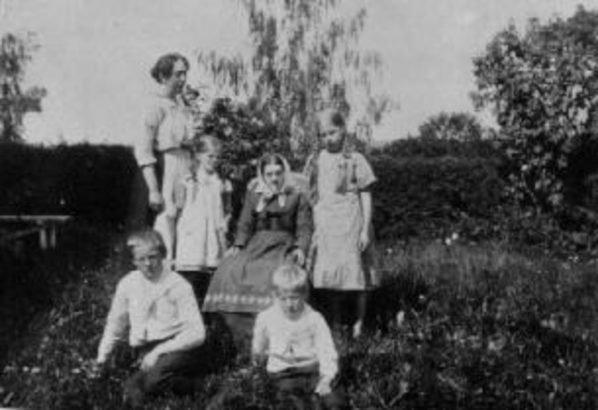 Anno Domkirkeodden, Familie på Sveinhaug, Ringsaker. To kvinner og fire barn. Mor til Mikkel Sveinhaug sitter i midten.