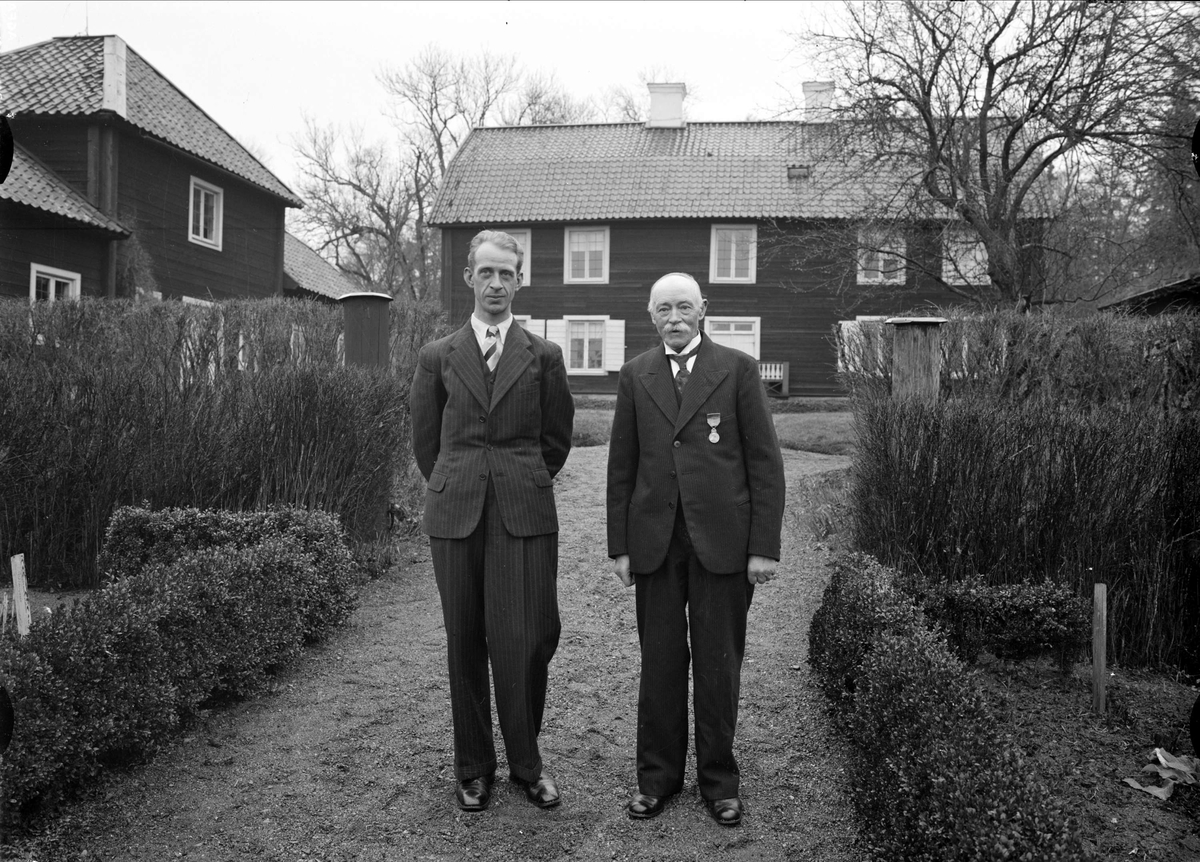 Paul Sandberg, Två män vid Linnés Hammarby, Danmarks socken, Uppland april 1937