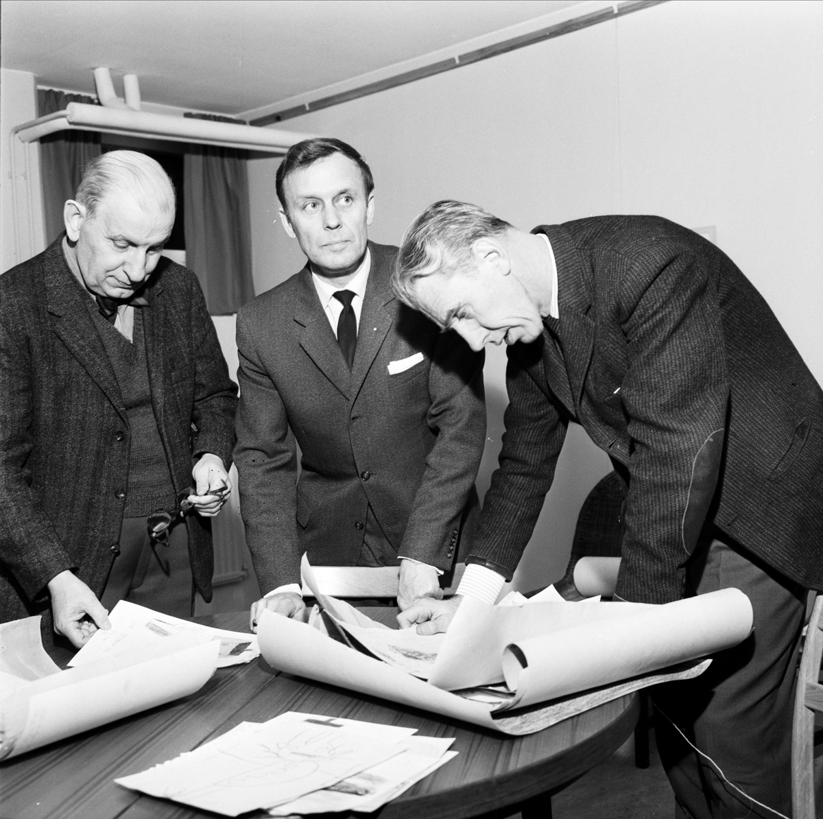 Tierp Arbetarbladet, Three men watch drawings of “young cartoonists,” likely Tierp, Uppland, 1966