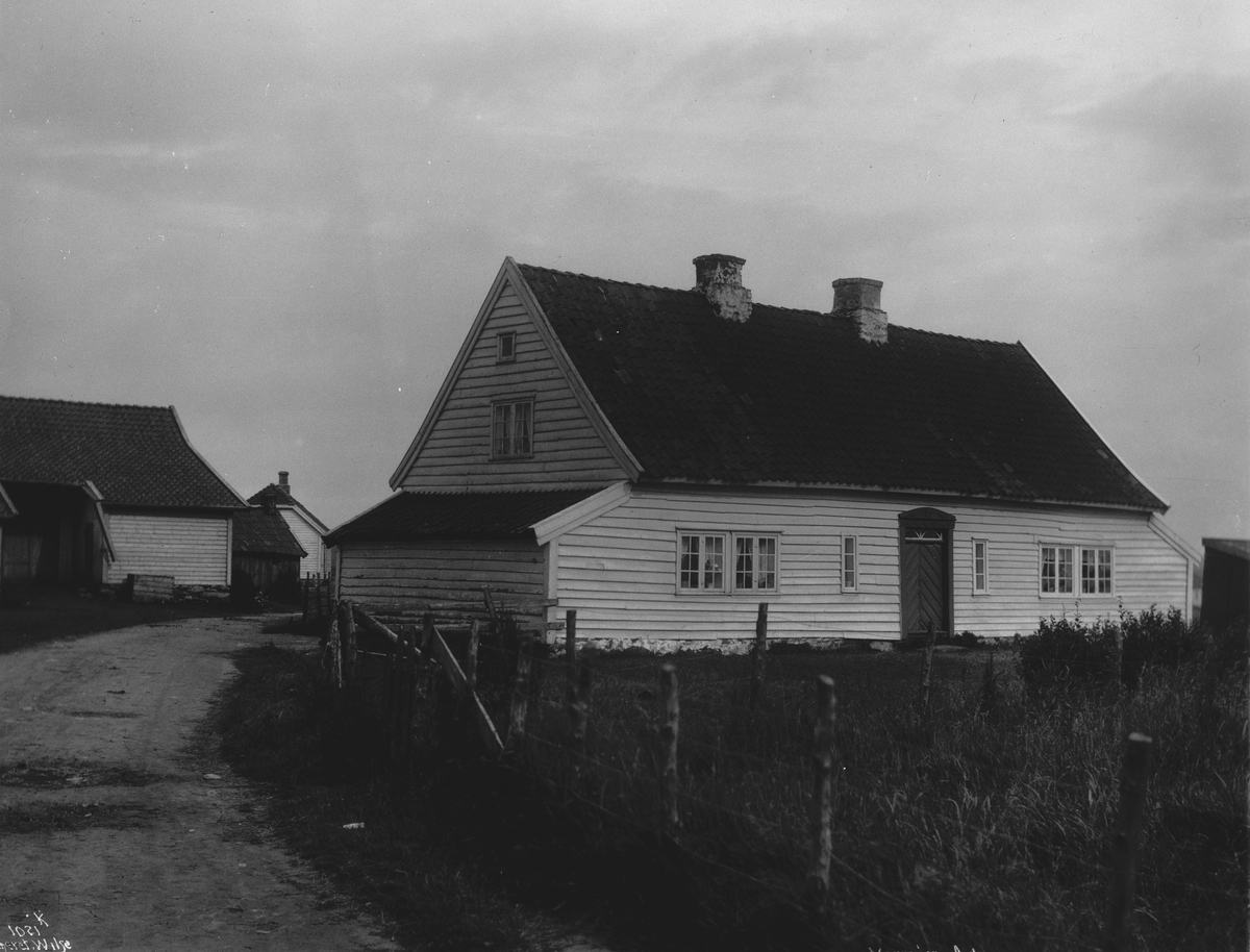 Anders Beer Wilse, prot: Karmøen Aakre Hus med 2 Skuter
