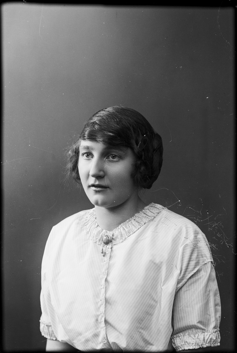 Skötsner-Edhlund, Ateljé Portrait - Woman, Östhammar, Uppland