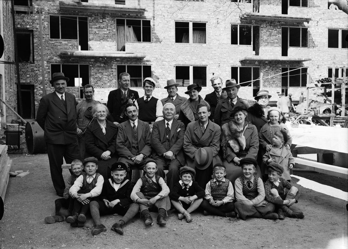 Paul Sandberg, Grupporträtt med byggmästaren Anders Diös vid Börjegårdarna, kvarteret Vindhem, Börjegatan, Luthagen, Uppsala 1936