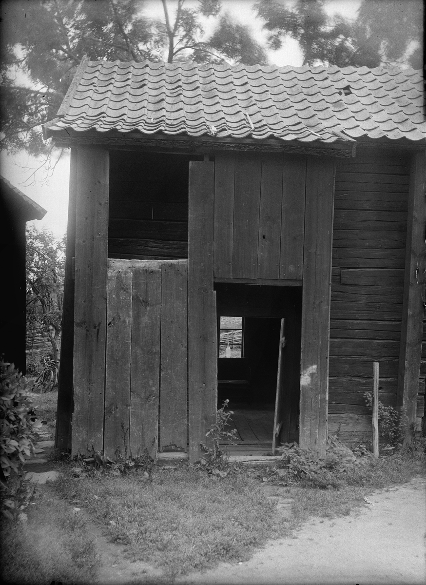 Paul Sandberg, Sommarkamrar i ekonomibyggnad - nu på friluftsmuseet Disagården - på ursprunglig plats, Lockelsbo, Tierps socken, Uppland