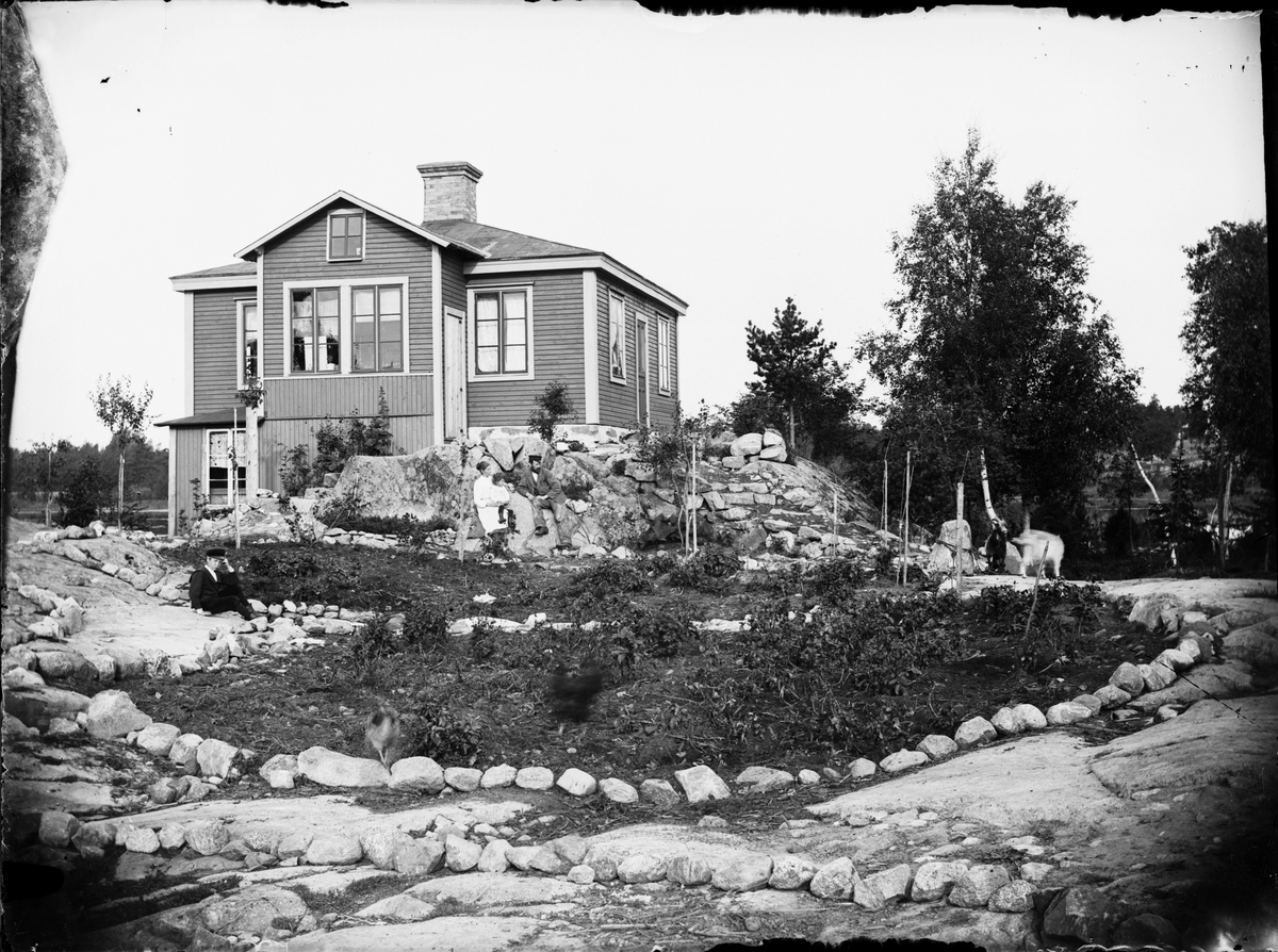 Skötsner-Edhlund, Män, kvinnor och barn i trädgården vid bostadshus, Östhammar, Uppland