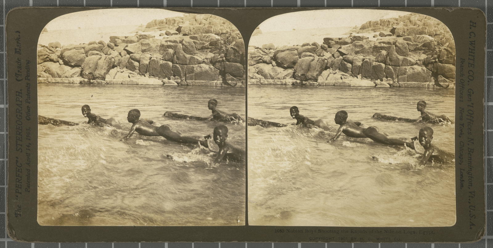 Desconegut, Nubian Boys Shooting the Rapids of the Nile on Logs, Egipt. White, H.C. & Co., The "Perfec" Stereograph