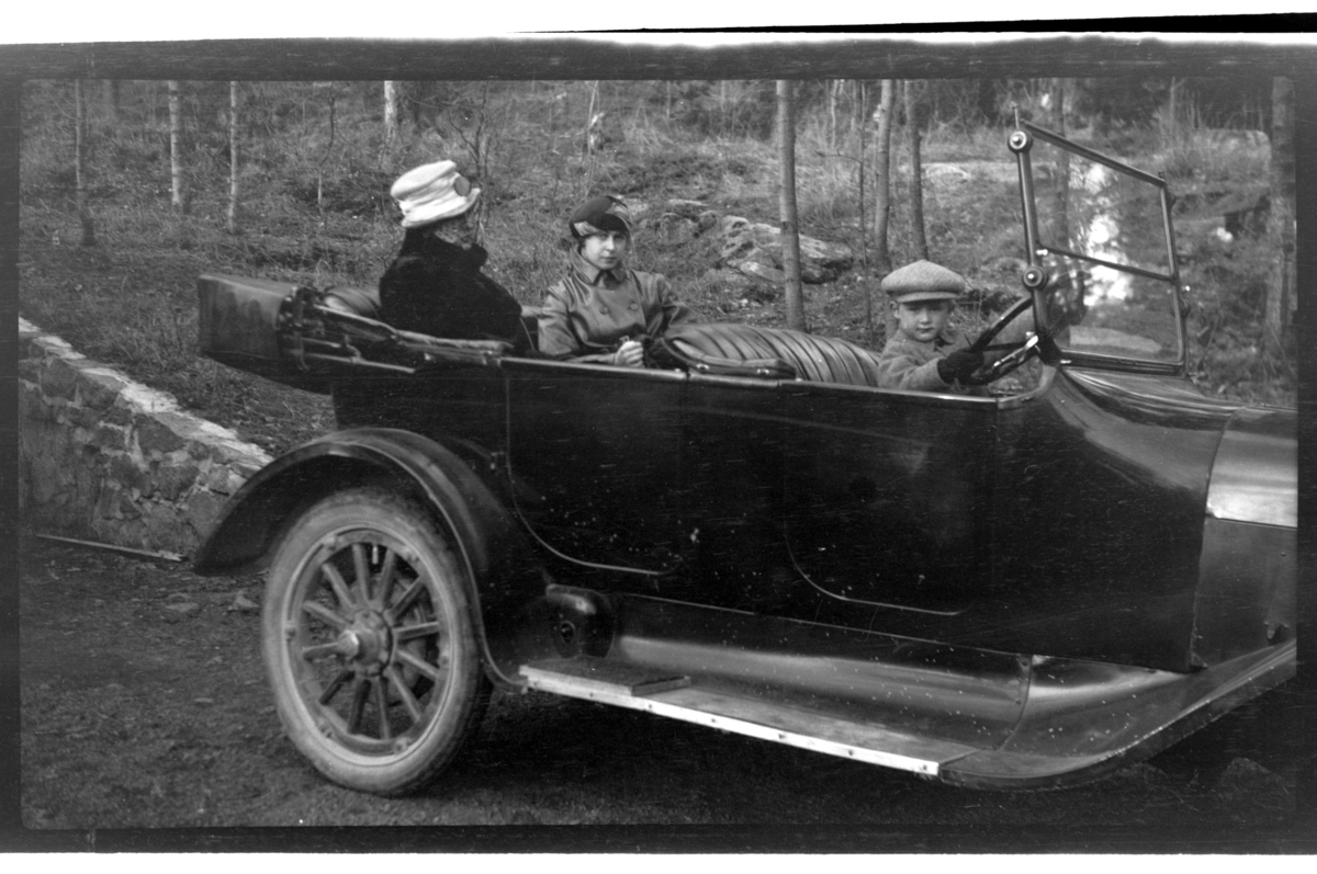 Rolf Sr. Sundt, Julius Sundt sitter i forsete i sin fars Dodge, Birgit Aubert og en ukjent damen sitter i baksetet. Fotografert 1918-1919.