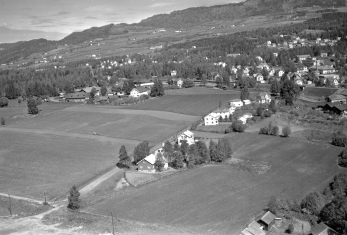 Widerøes Flyveselskap A/S, Flyfoto av Mo gard, bebyggelse ved Idrettsvegen, Moelv, Ringsaker.