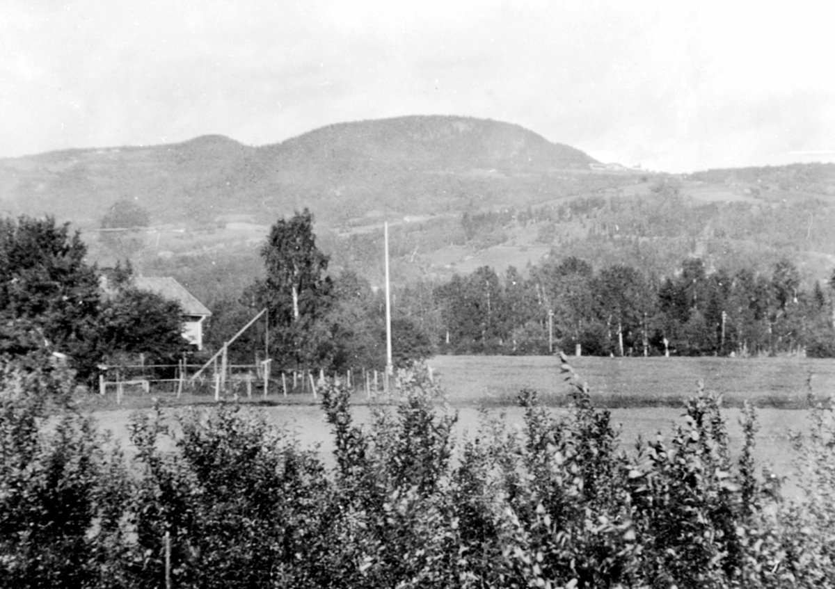 Anno Domkirkeodden, Litt av Granerud gård, Brumunddal mot Høsbjørkampen. Karl Løkens album.