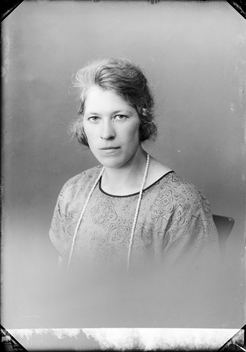 Skötsner-Edhlund, Ateljéporträtt - Maja Söderblom från Annö, Valö socken Uppland 1926