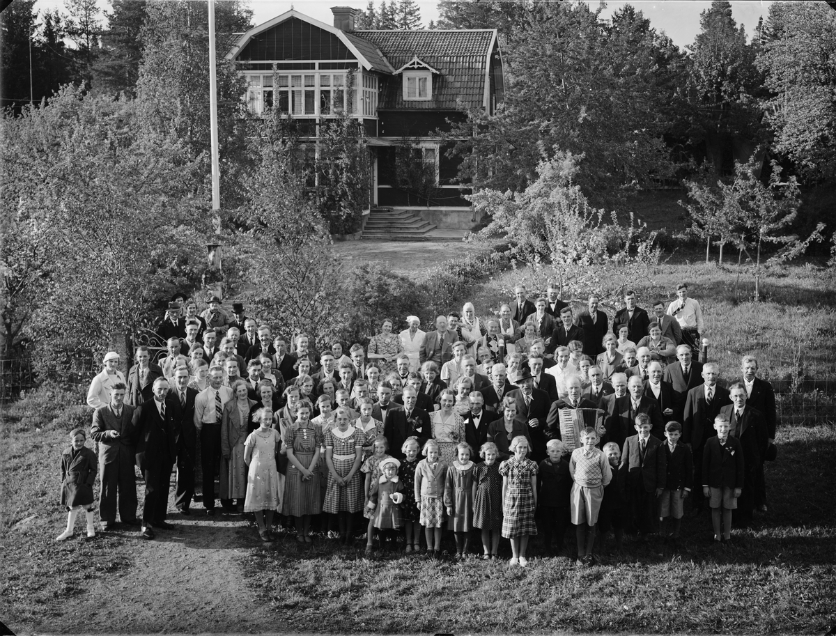 Skötsner-Edhlund, Greta Janssons bröllop med Sigvard Mattsson från Norrskedika vid Färgärde, Börstil socken, Uppland 1938