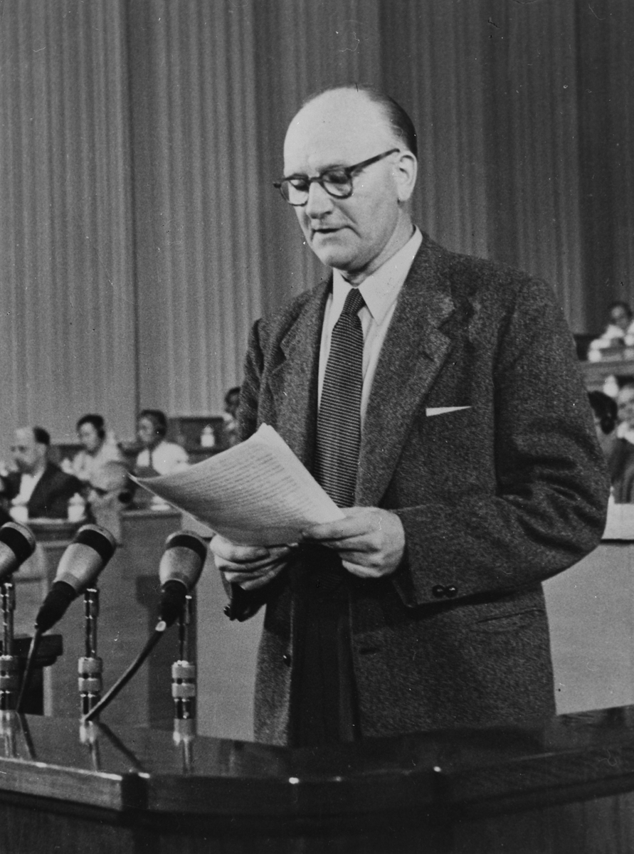 Anno Domkirkeodden, PÅ TALESTOLEN: EMIL LØVLIEN, FORMANN I NORGES KOMMUNISTISKE PARTI, REPRESENTANT PÅ STORTINGET I 12 ÅR FOR HEDMARK FYLKE, PÅ PARTIKONGRESS I PEKING I KINA I 1956