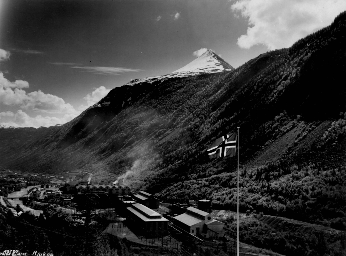 Anders Beer Wilse, Kraftstasjonen i Vemork på Rjukan i Vestfjorddalen i Tinn. Gaustatoppen i bakgrunnen.
