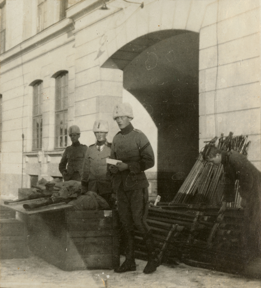 Sigrid Sjöström, Soldater framför en byggnad.