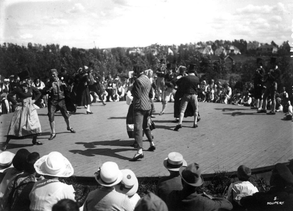 Hermann Christian Neupert, Nordisk folkedansstevne på Norsk Folkemuseum i 1925. Antakelig opptreden av danske folkedansere.
