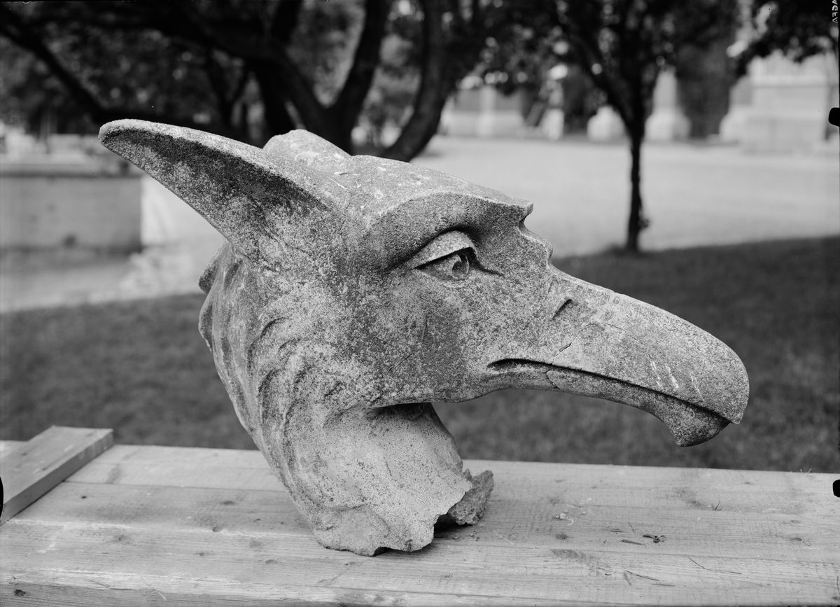 Paul Sandberg, Sculpture of a vulture from Uppsala Cathedral 1939