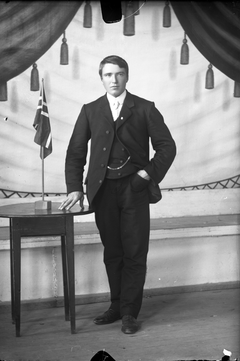 Oscar Holte, Portrett av mann