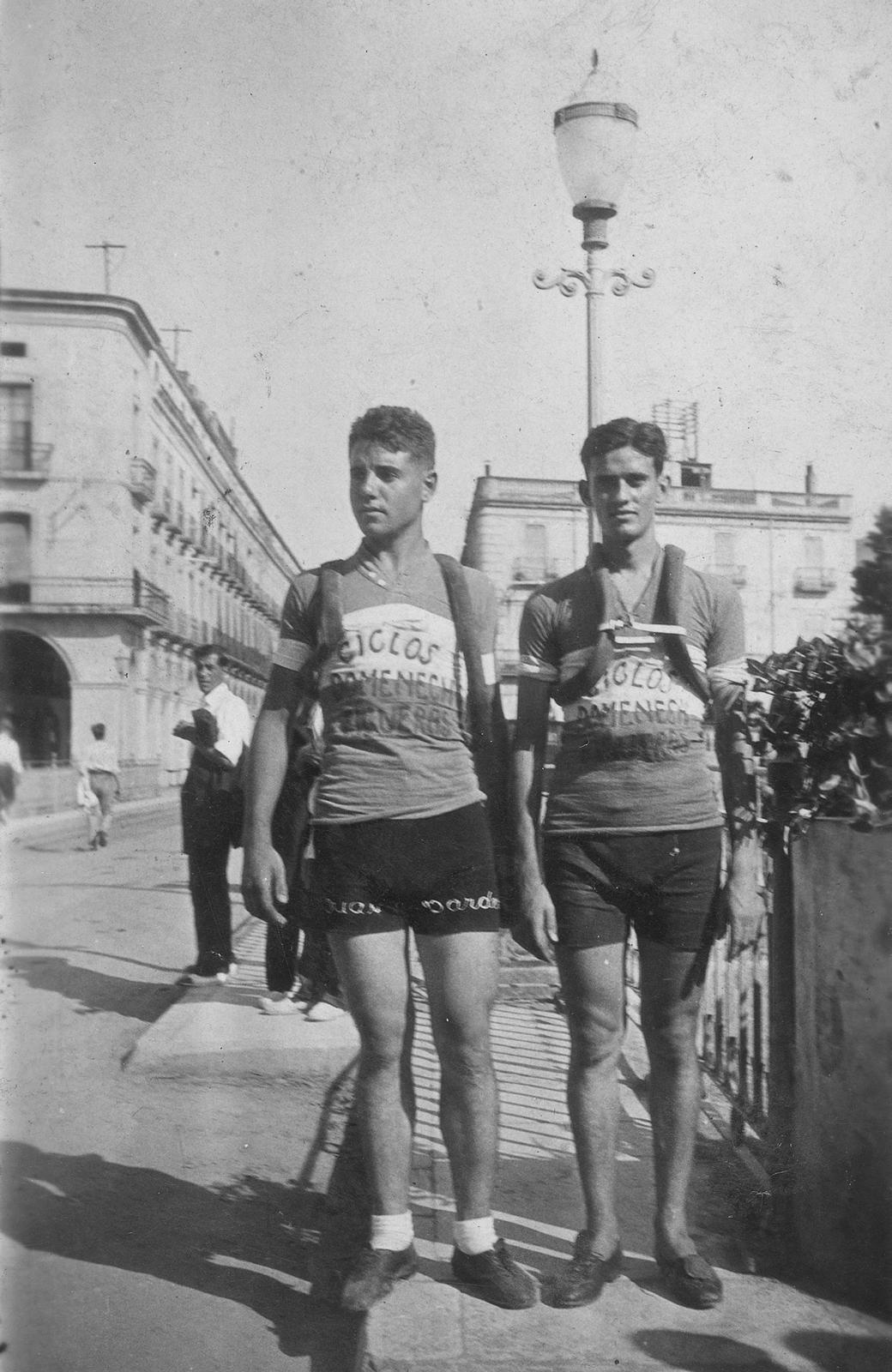 Desconegut, [Portrait of two cyclists]