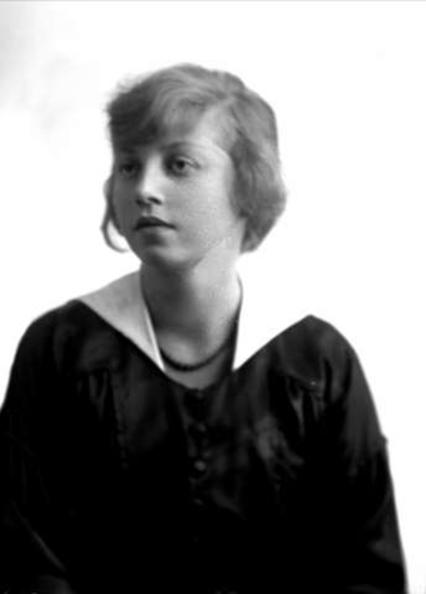 Gustav Borgen, Portrett, ung kvinne mørk kjole. Bergliot Olsen.