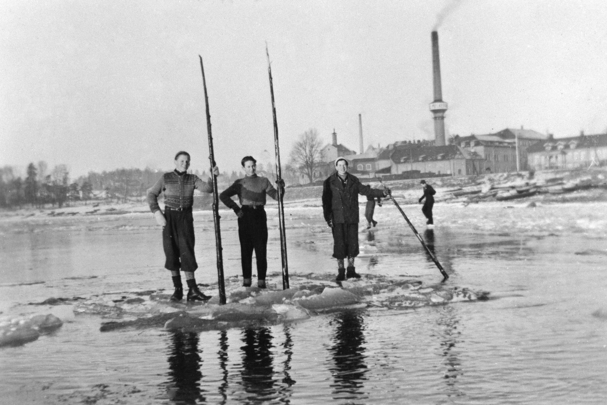 Anno Domkirkeodden, Fra v. Harry Kristiansen, Kjell Aalerud, Bjørn Solvang, guttelek på mjøsisen, isflak. Guttene løper "seiersis" på isflakene utenfor Koigen. Mjøsa, Hamar.
