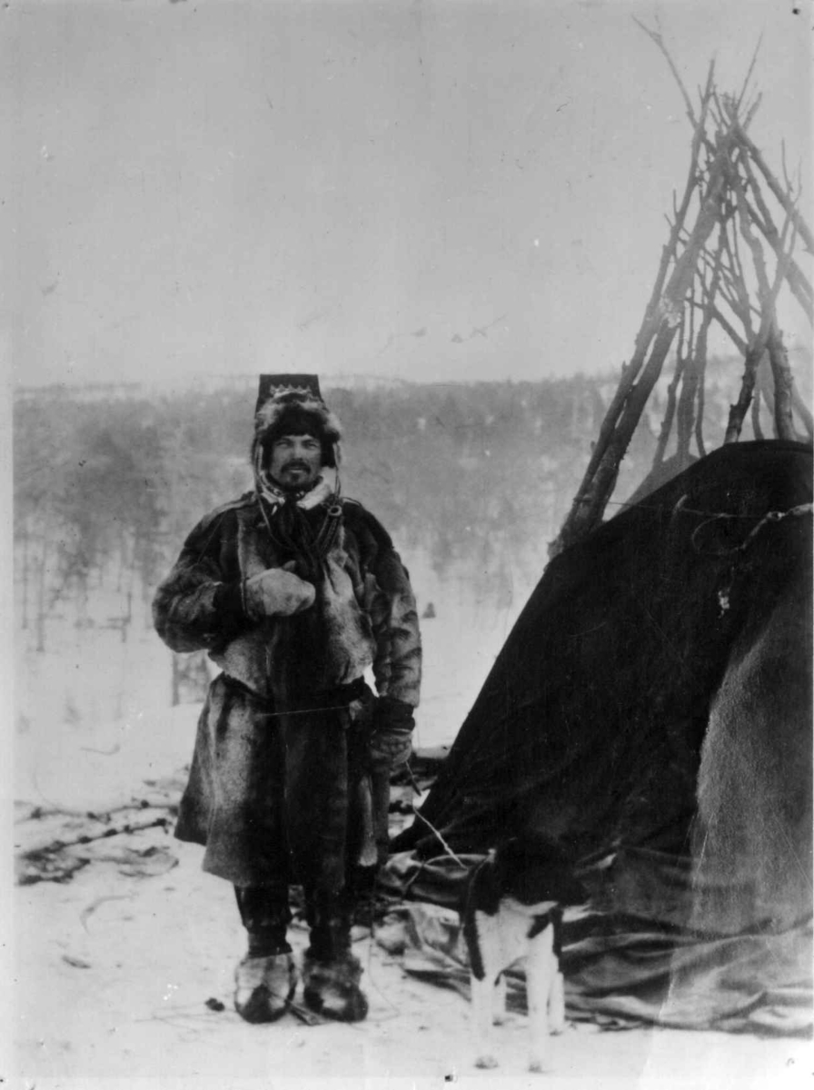 Ellisif Rannveig Wessel, Mossei Ljätoff (Ole Must) (Moses), skoltesame og reinvakt ved sitt vakttelt, Pasvik, Sør-Varanger, Finnmark, 1903.
