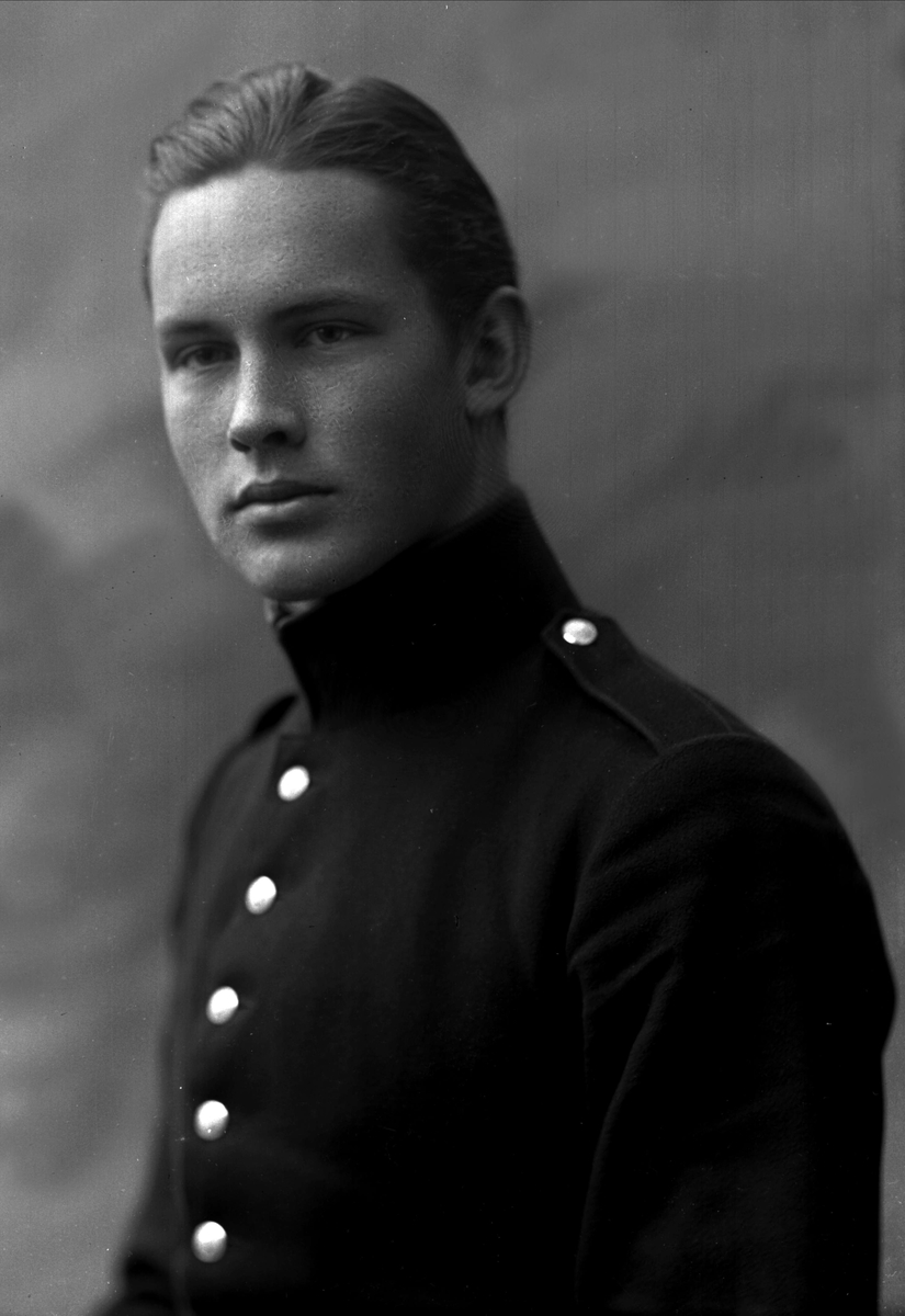 Gustav Borgen, Portrett, mann i kadettuniform.