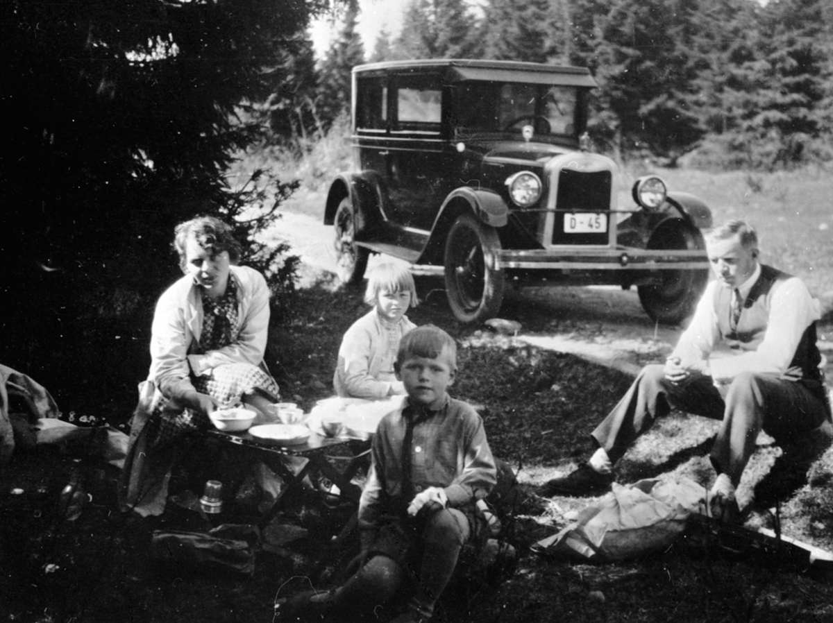 Anno Domkirkeodden, På biltur med en Chevrolet 1926 modell, D-45. Fra venstre er Alfhild Løken, Margrethe Løken, Karl Alf Løken, tannlege Karl Løken.