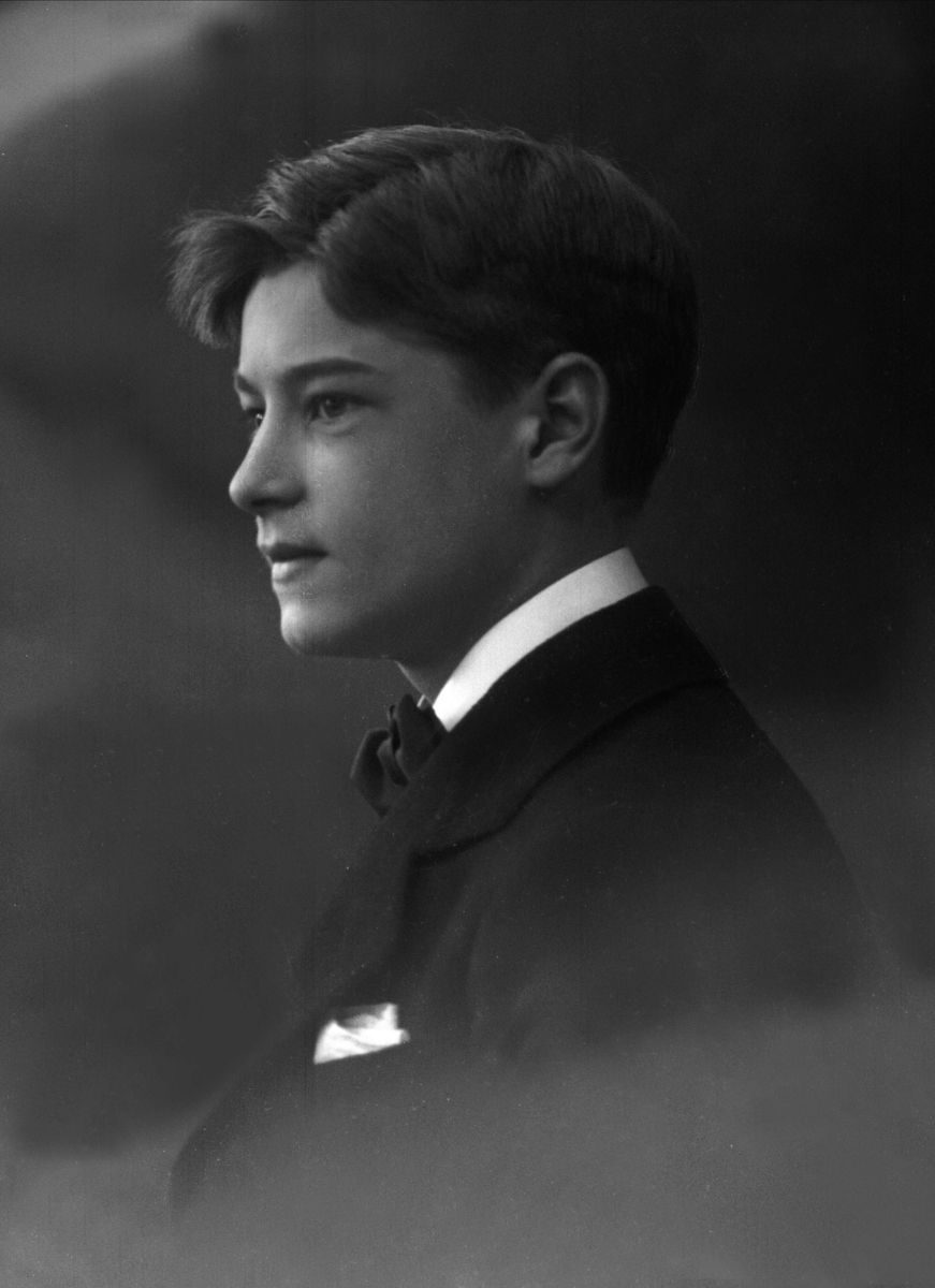 Gustav Borgen, Portrett, ung mann i dress. Hjalmar Lindgaards sønn(?), 1918.