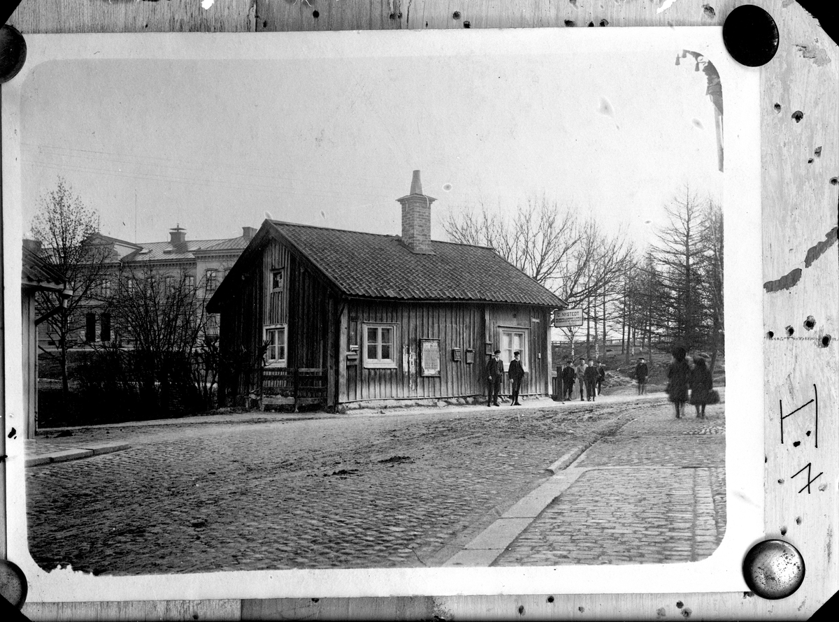 Ellert Johan Viktor Sörman, Tullstugan vid Västeråstullen 1910. Fotograf: E Sörman. Fotokopia finns.