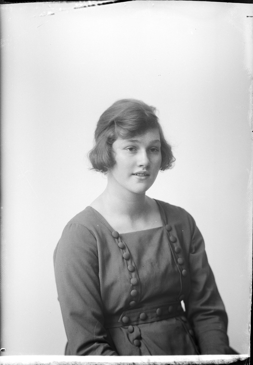 Skötsner-Edhlund, Ateljéporträtt - Hildur Olsson från Östhammar, Uppland 1921