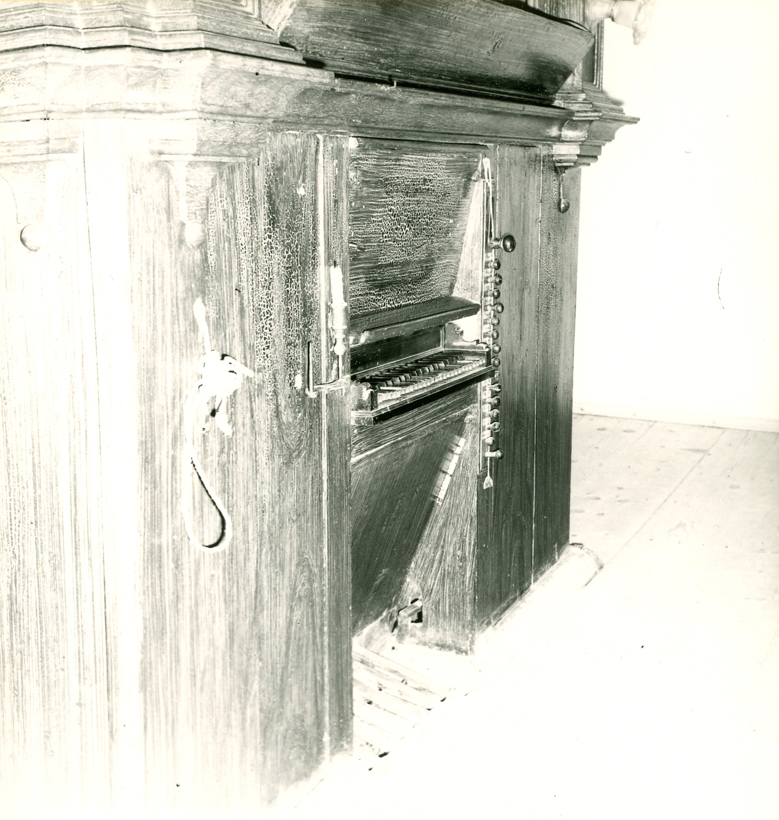 neutvrđen autor, Cres (Mali Lošinj) - Crkva benediktinskog samostana - Pogled sa strane na sviraonik inkorporiran u kućište orgulja