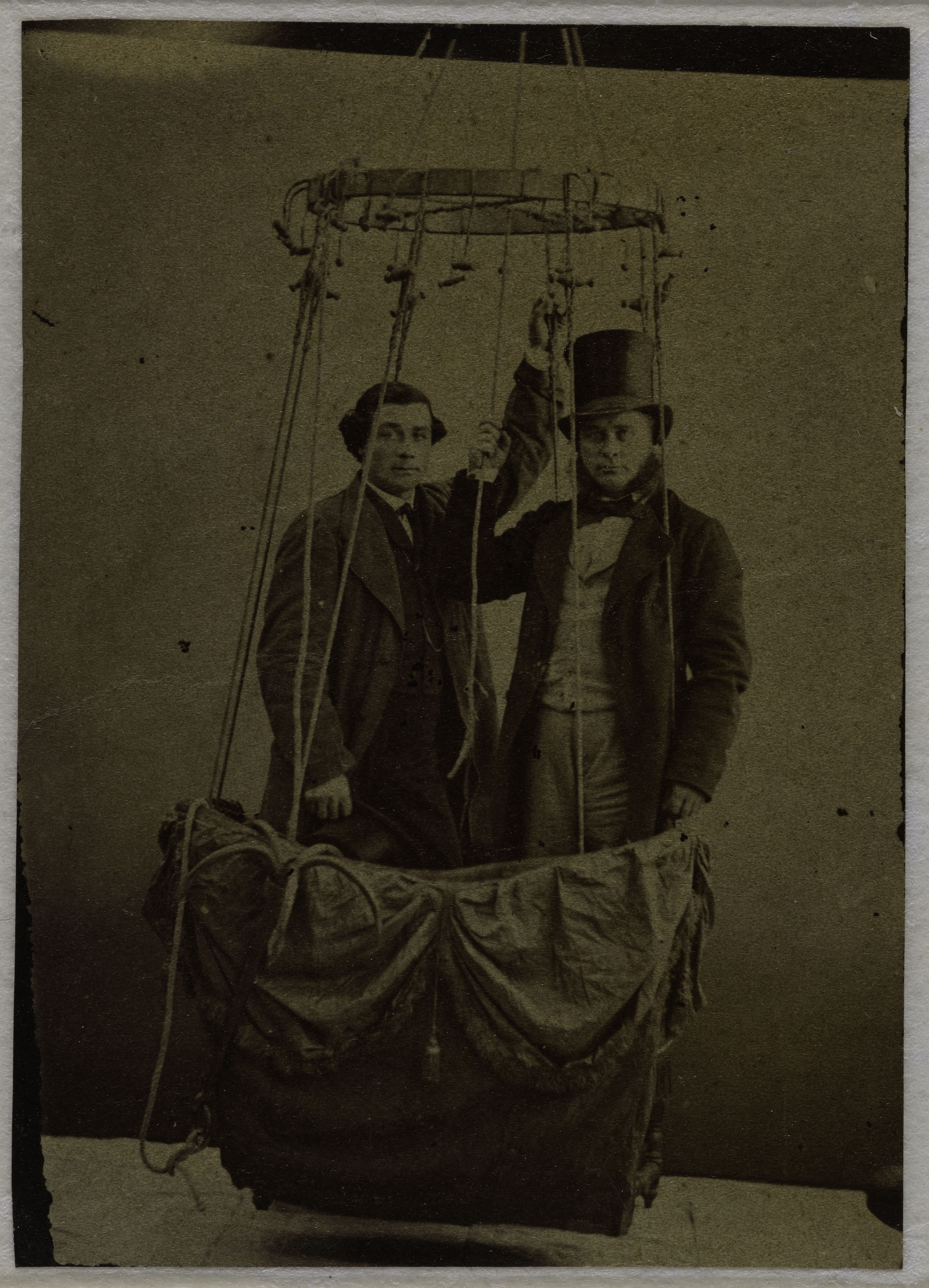 Anonyme, Portrait dans une nacelle des frères Louis Godard (1829-1885) et Jules Godard (1838-1885), aéronautes.