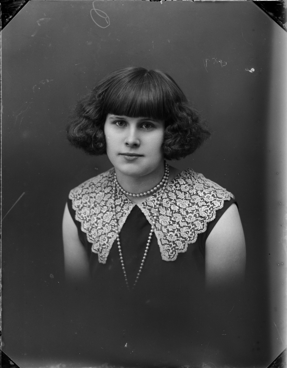 Skötsner-Edhlund, Ateljéporträtt - Irma Eriksson från Gisslartorp, Harg socken, Uppland 1930