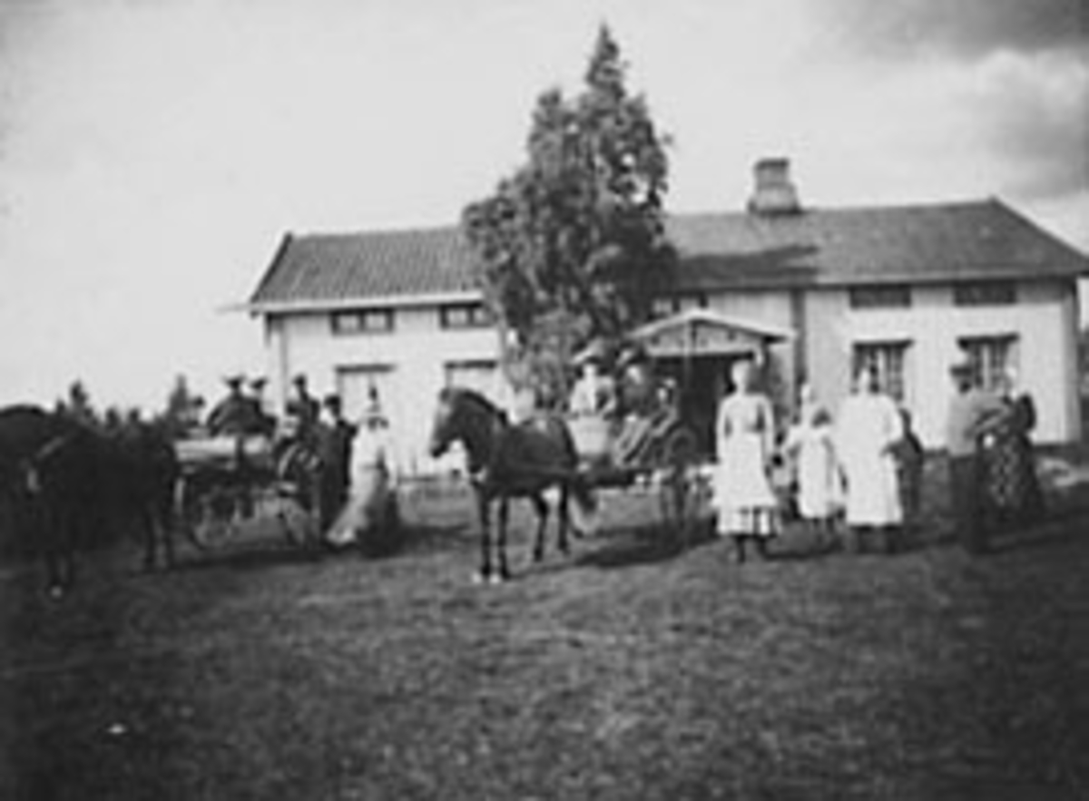 Normann Helger, EKSTERIØR: GARDSBRUK, HOVEDBYGNINGEN, HAUKÅSEN NORDRE, GRUPPE: 14 VOKSNE OG BARN, HESTER MED VOGN,