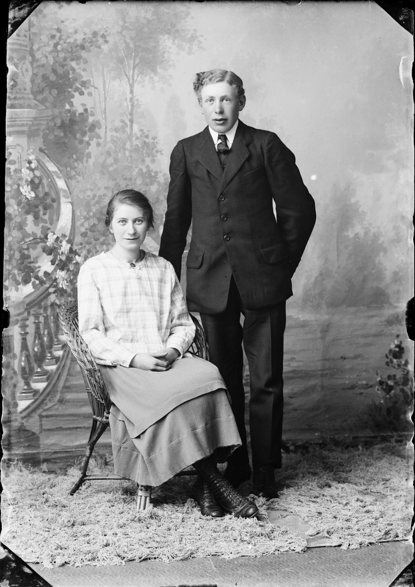 Skötsner-Edhlund, Ateljéporträtt - syskonen Bäckman från Yttersby, Börstil socken, Uppland 1924