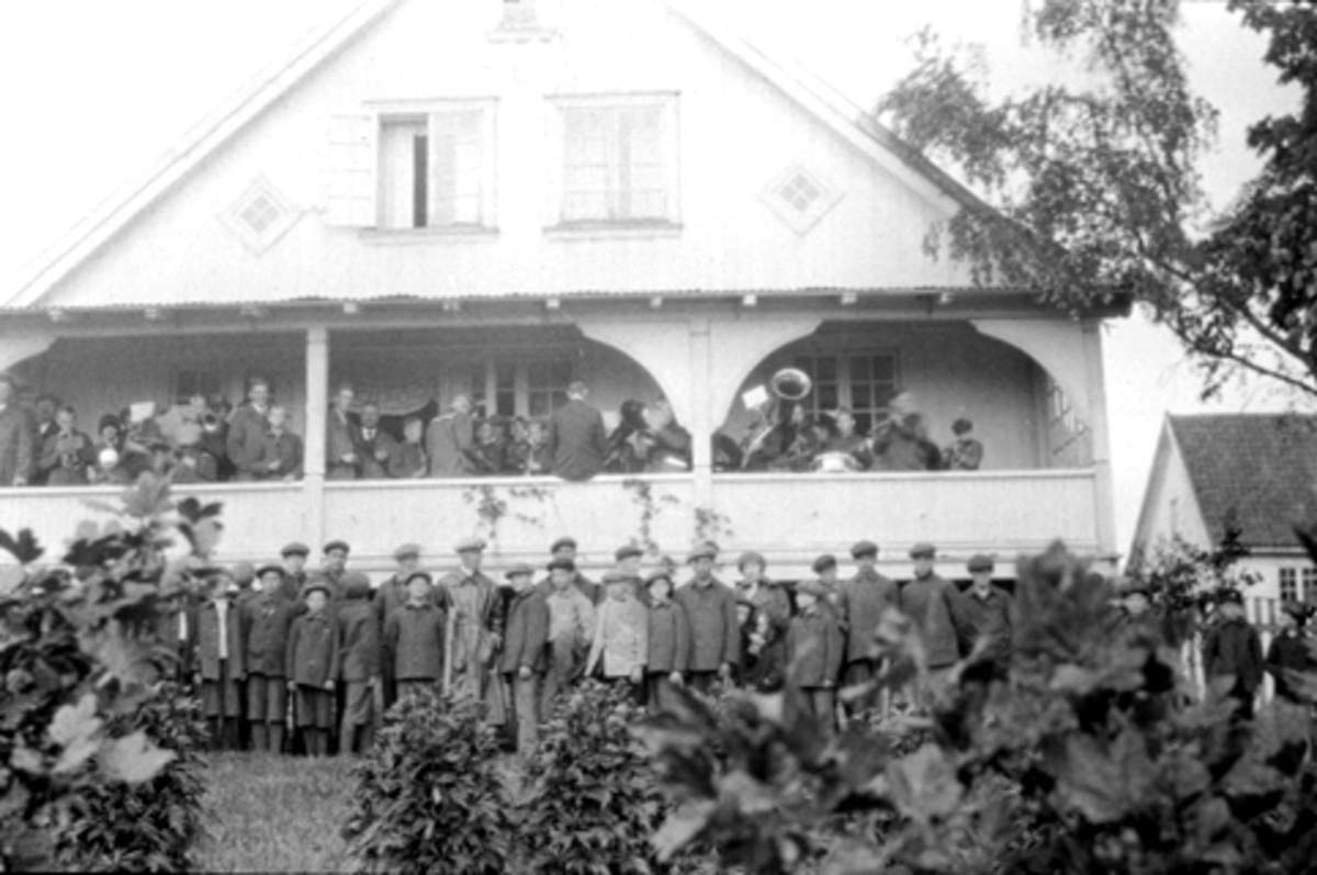 Anno Domkirkeodden, Guttemusikken fra Toftes Gave, Nedre Sund, Helgøya samlet foran og på veranda.