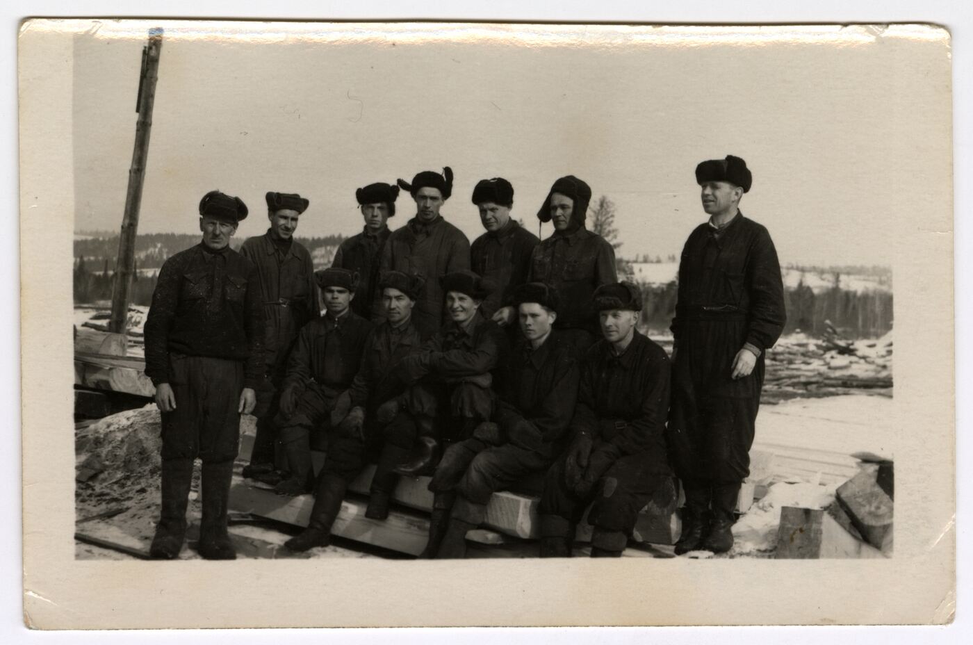 Nežinomas autorius, Bendra vyrų fotografija lauke