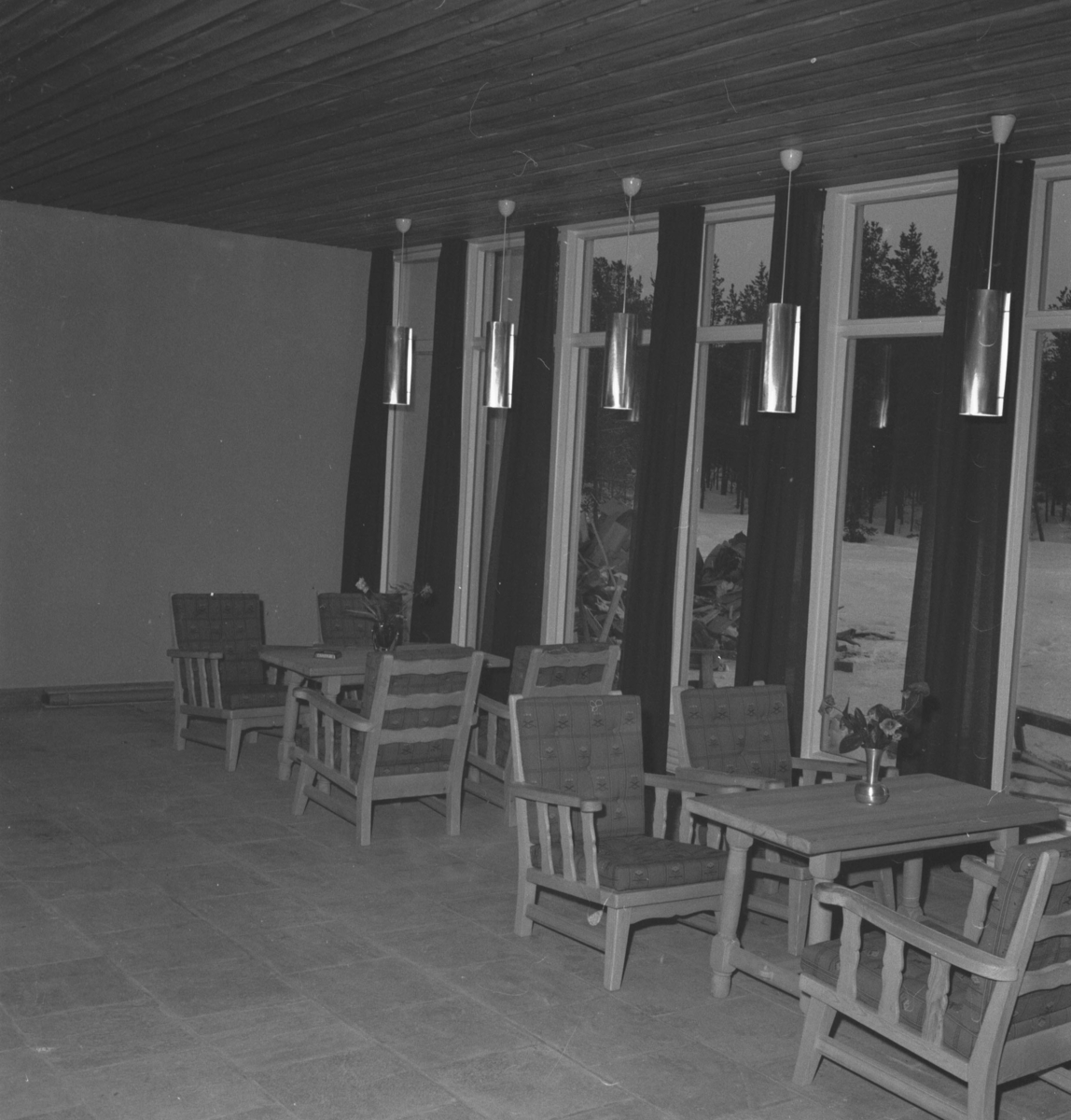 Per Magne Grue, Os, Hummelfjell Hotell, Innvielse, Interiør, Bord og stoler