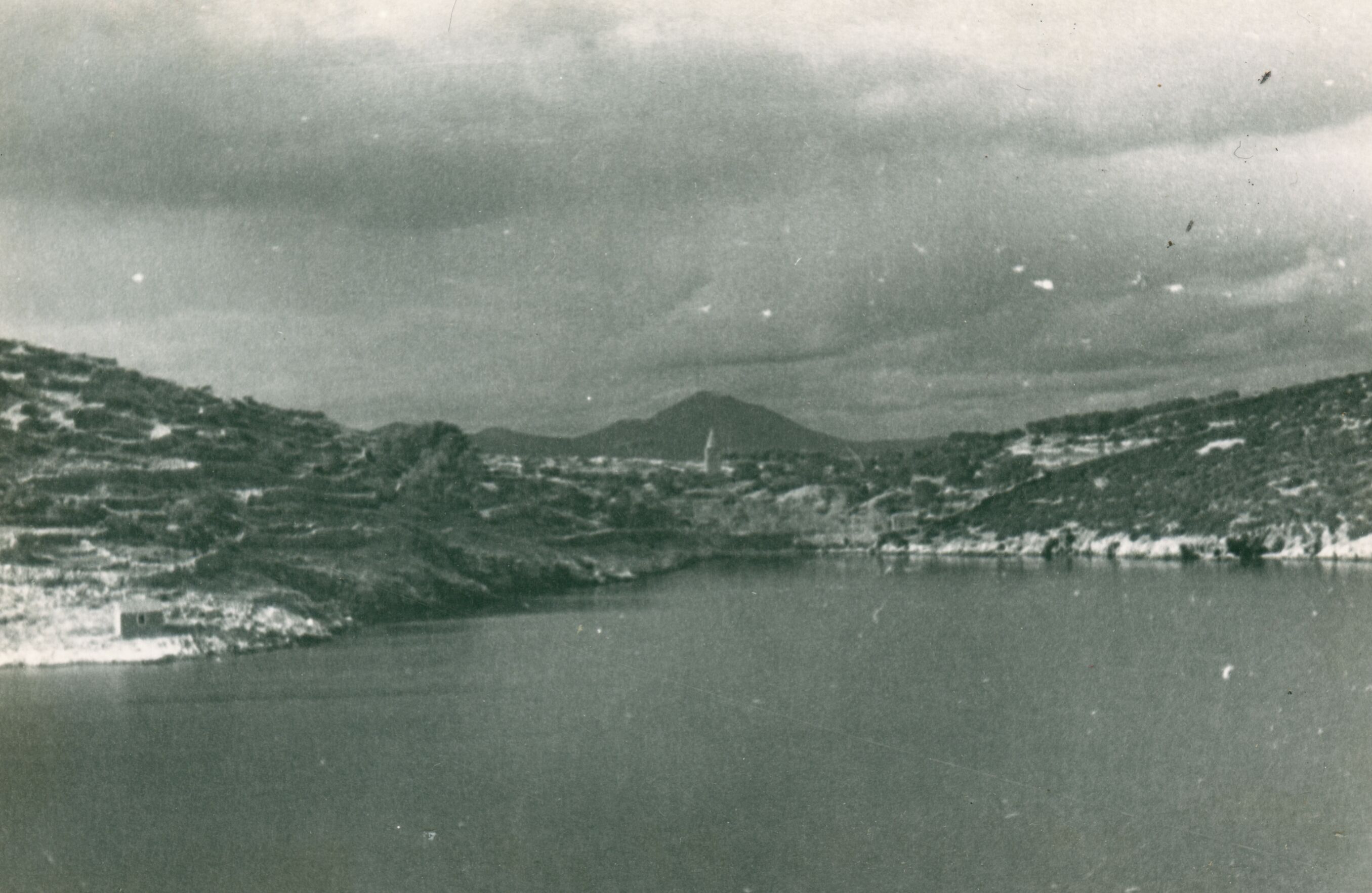 Branko Fučić, Mali Lošinj , uvala, pogled na groblje s crkvom sv. Martina