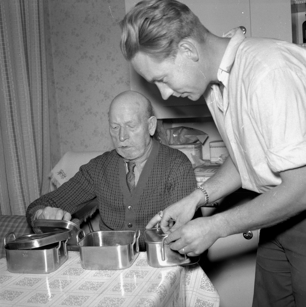 Örebro Kuriren, Food delivery to old. September 17, 1955.