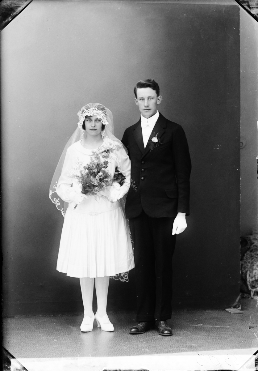 Skötsner-Edhlund, Ateljéporträtt - brudparet Pettersson från Vigelsbo, Valö socken, Uppland