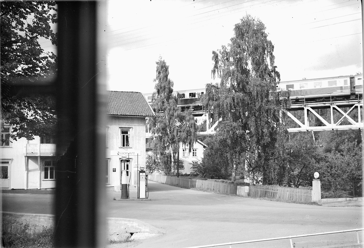 Simen Baardseth, LINRUD I MOELV (MOELV ELEKTRO OG AUTO). Sett fra vinduet til fotografen.