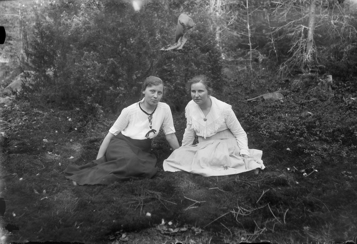 Okänd,, Två kvinnor, sannolikt patienter vid Vattholma sanatorium, Uppland