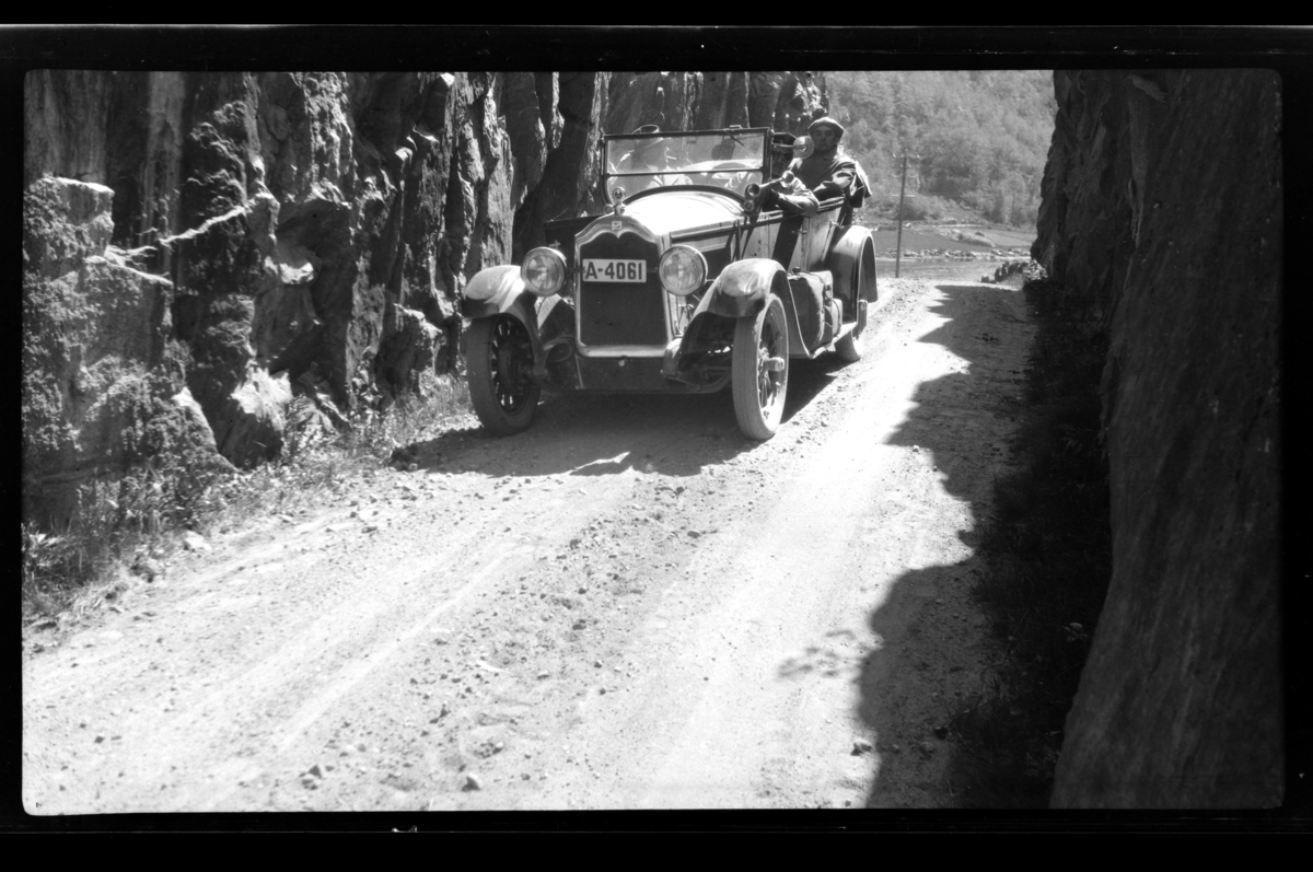 Rolf Sr. Sundt, Tre menn i Rolf Sundts Buick på vei mellom to fjellvegger. I forsetet Finn og Rolf Sundt Sr. I baksetet Johan Buratti. Fotografert 1928.