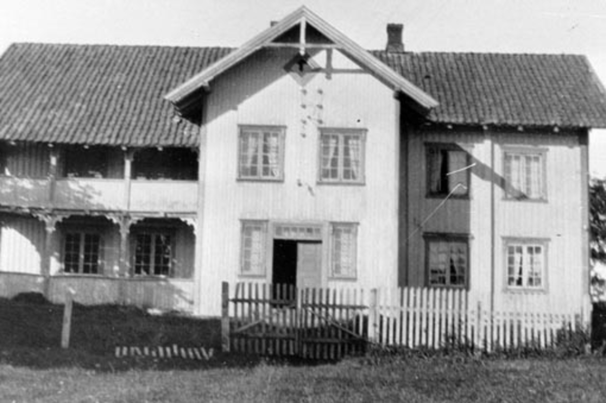 Anno Domkirkeodden, Eksteriør, hovedbygning på Hoelstad, Nes, Hedmark før restaurering.