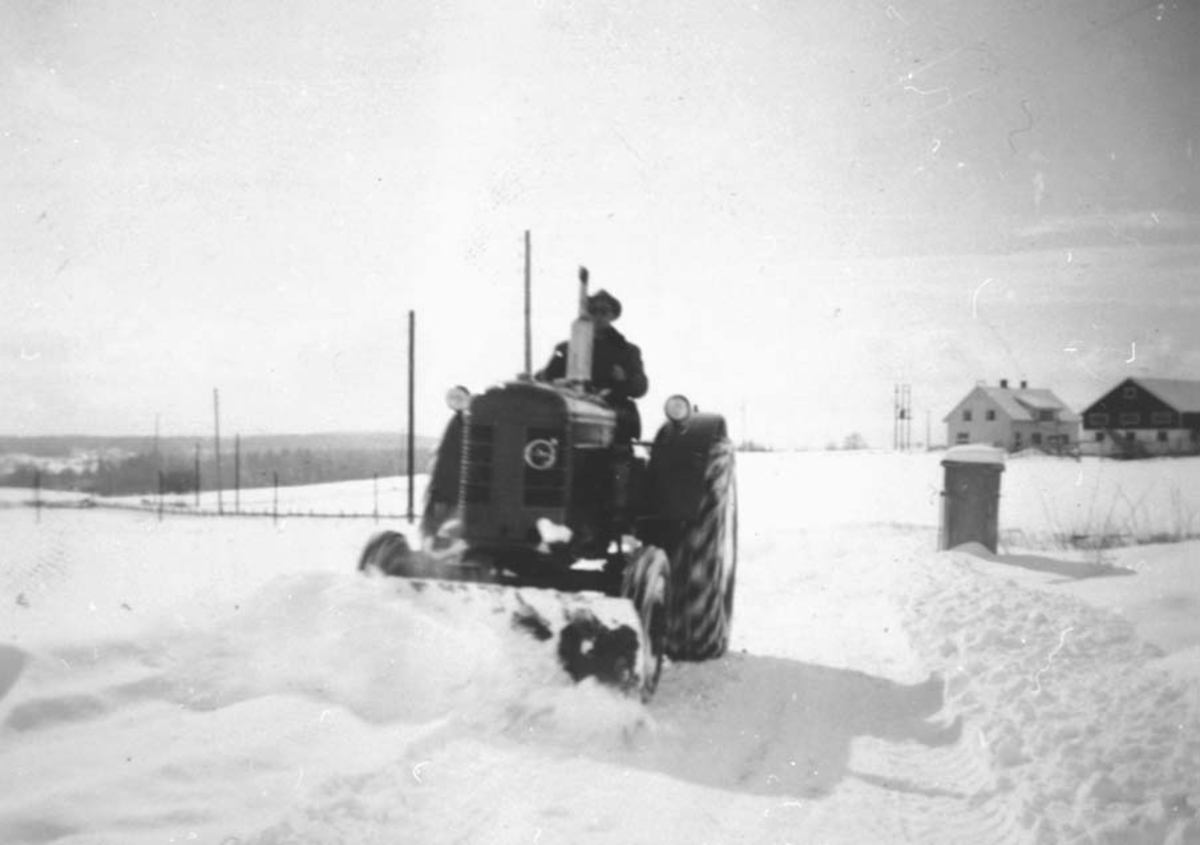 Anno Domkirkeodden, SNØBRØYTING MED VOLVO 1953 MOD. TRAKTOR, ARNE VASAASEN KJØRER, OUSTAD, AUSTAD VESTRE, VINTER