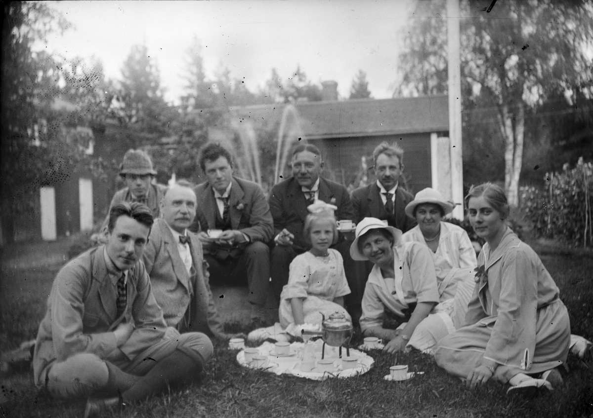 Okänd,, Tonsättare Ruben Liljefors med familjen. Kaffepaus på gräsmattan ute i trädgården, sannolikt i Sverige