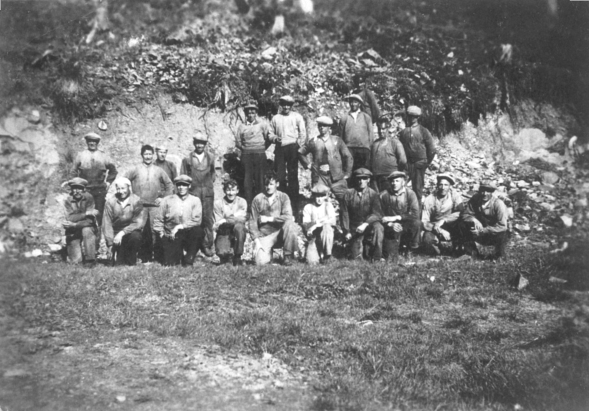 Anno Domkirkeodden, GRUPPE: 20 MENN, ARBEIDSFOLK, NØDSLIMYRA KOMMUNALE TORVDRIFT. 1936. FORAN F. V. ANDERS BERNTSEN, OSKAR MIKKELSEN, ANTON ENGEBAKKEN, ASBJØRN JULIUSSEN AMUNDSTUEN, ALF ANTONSEN HOVELSTAD, JOHAN SIMENSEN, PETTER LØKEN KIRKEBY, HARALD ANDERSSEN LØVLUND, EINAR EMILSEN PÅLSBERG, GUDMUND BERG. BAK F. V. M…