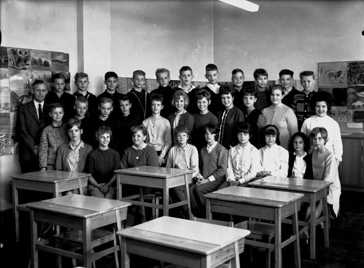 Sven Lindskog, Olaus Petriskolan, klassrumsinteriör, 31 skolbarn med lärare Ingemar Ottosson. Klass 6ad, sal 23.