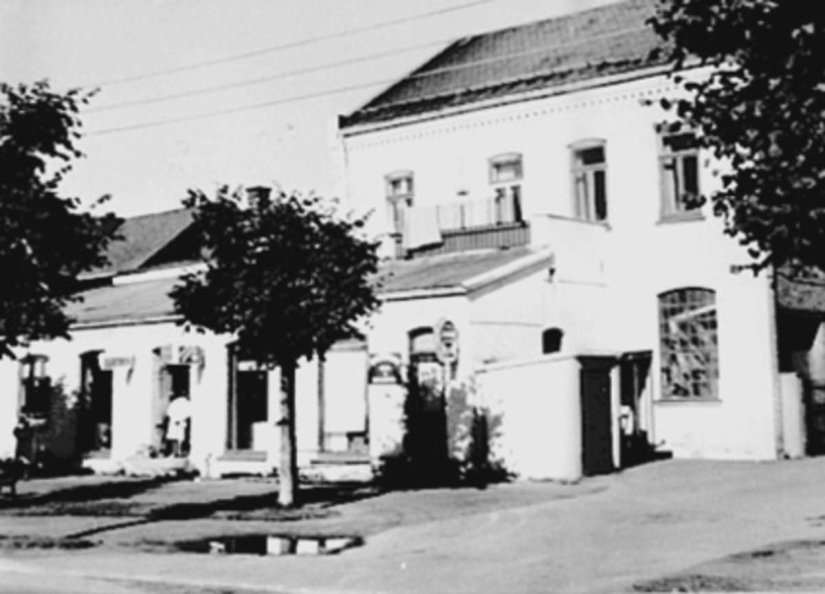 Anno Domkirkeodden, EKSTERIØR STANGEVGEN 72, ELEKTRISK FORRETNING BRØDRENE OLSTAD OG EN KOLONIALFORRETNING